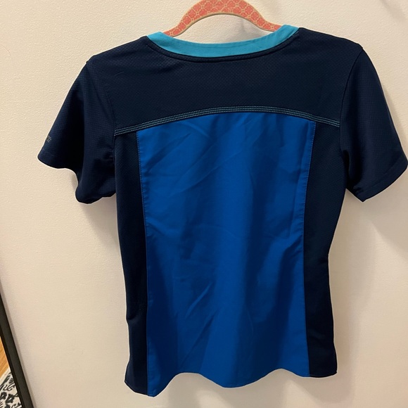 💥2/10$💥. Carhartt Scrub Top - Picture 3 of 3